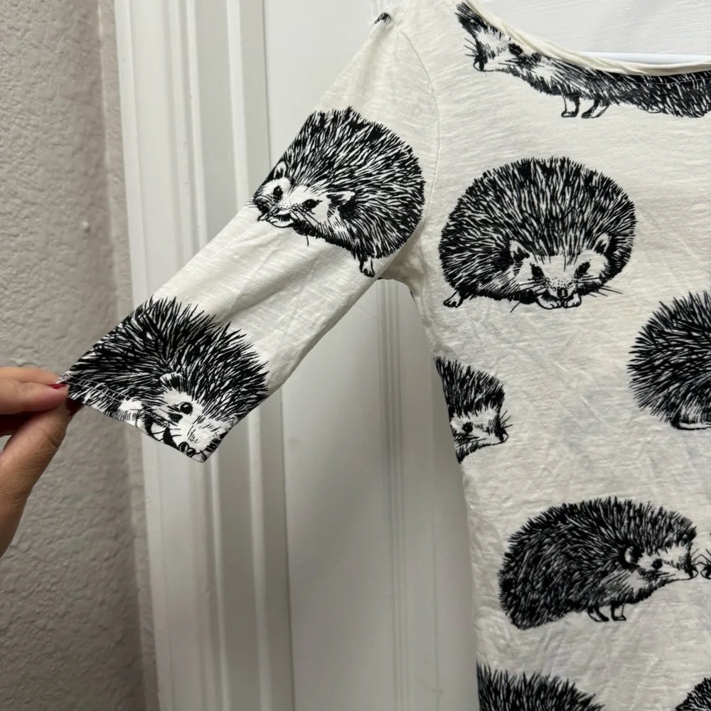 Anthropologie White Tee with Hedgehog Design - Picture 9 of 12